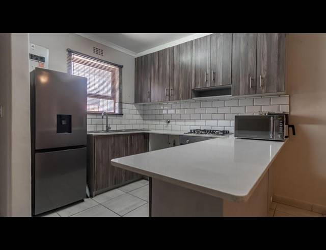 3 BEDROOM TOWNHOUSE FOR SALE IN VREDEKLOOF EAST